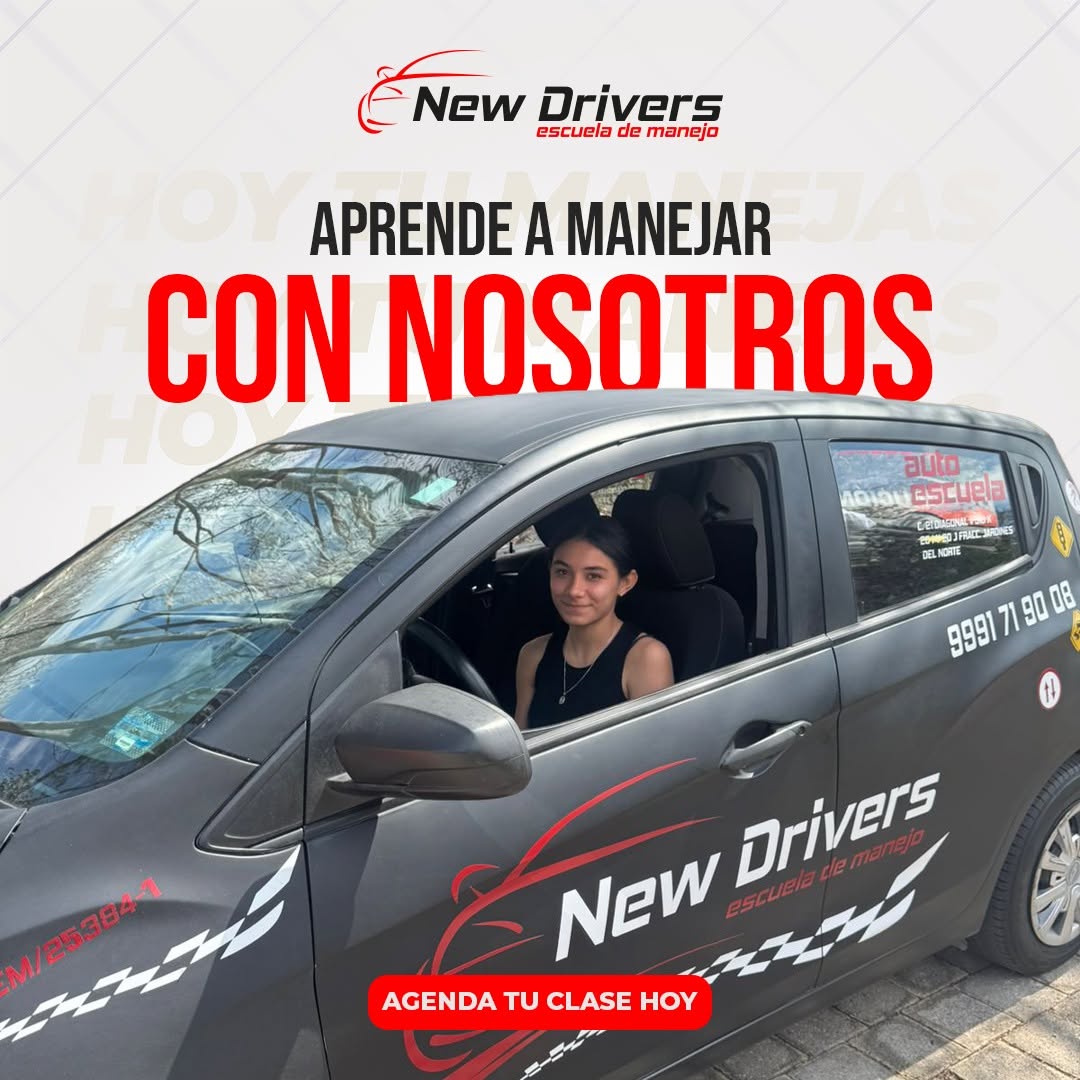 Alumna de New Drivers sonriendo al volante de un auto de práctica con doble control