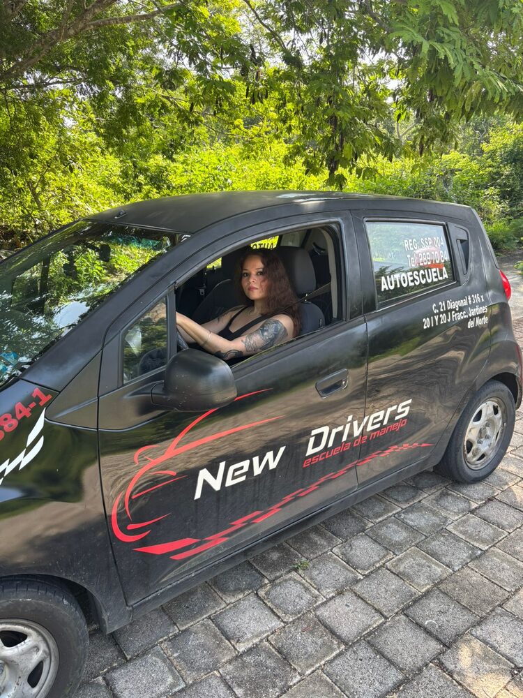 Alumna de New Drivers al volante de uno de los autos de práctica