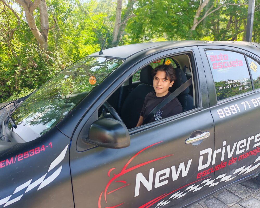 Alumno de New Drivers al volante del auto de práctica