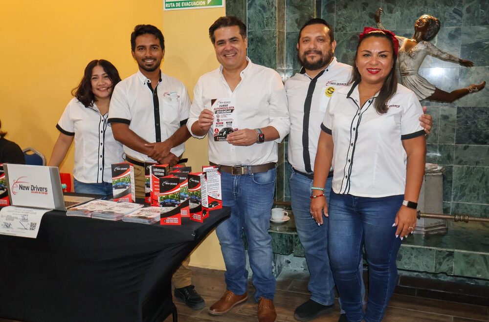 Equipo de New Drivers en un evento promocional de la escuela