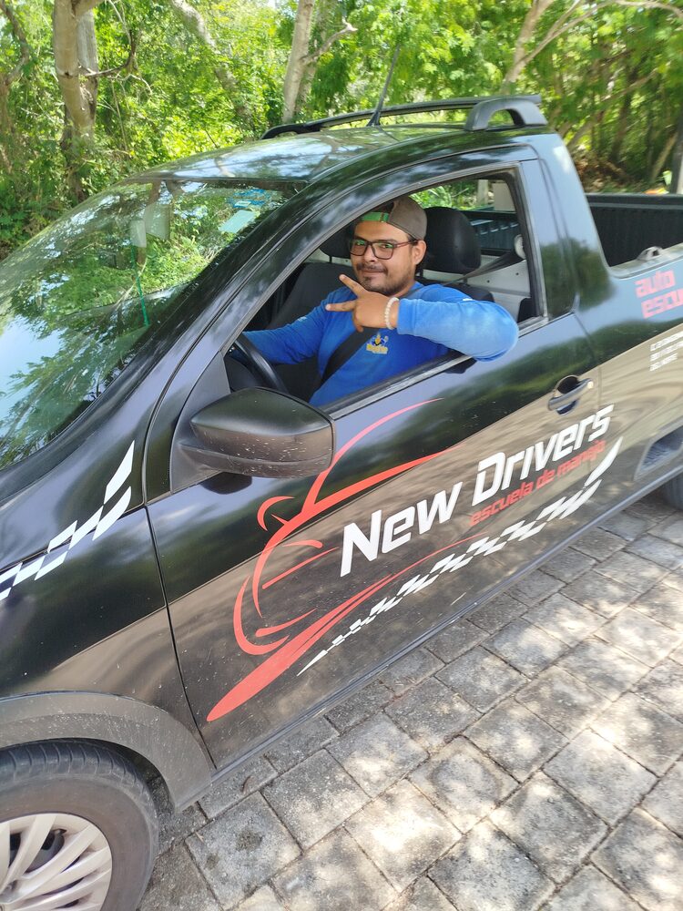 Instructor de New Drivers al volante de una camioneta de práctica