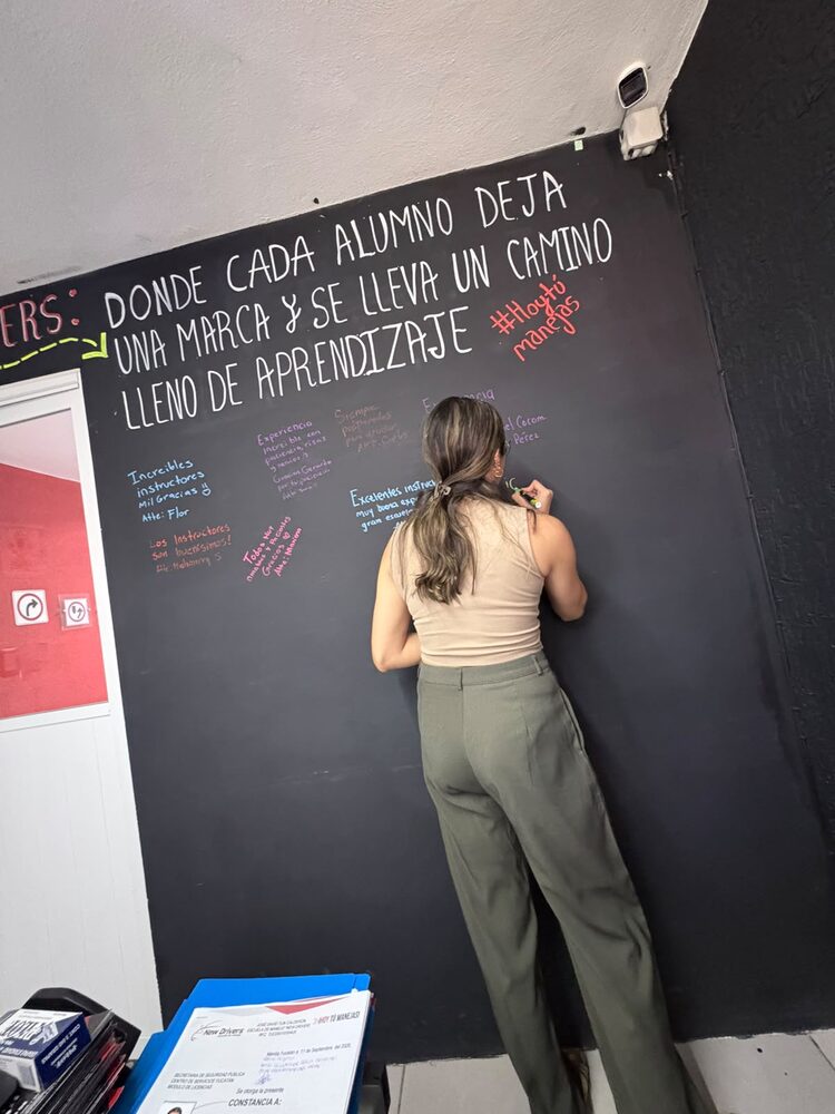 Pizarra con testimonios de alumnos en las instalaciones de New Drivers